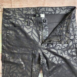 H&M Divided Womens Size 8 Skinny Pants Black on Black Star Print Tapered Leg